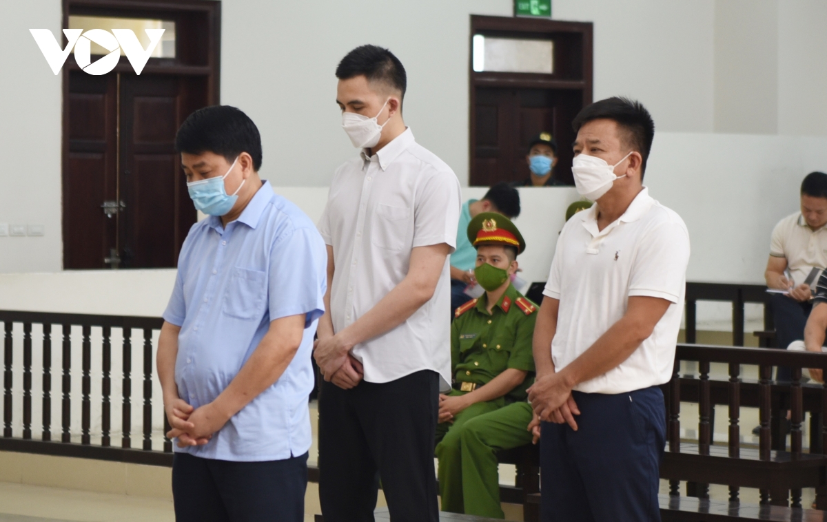 Bị cáo Nguyễn Đức Chung được giảm 3 năm tù sau khi nộp tiền khắc phục hậu quả Bị cáo Nguyễn Đức Chung được giảm 3 năm tù sau khi nộp tiền khắc phục hậu quả