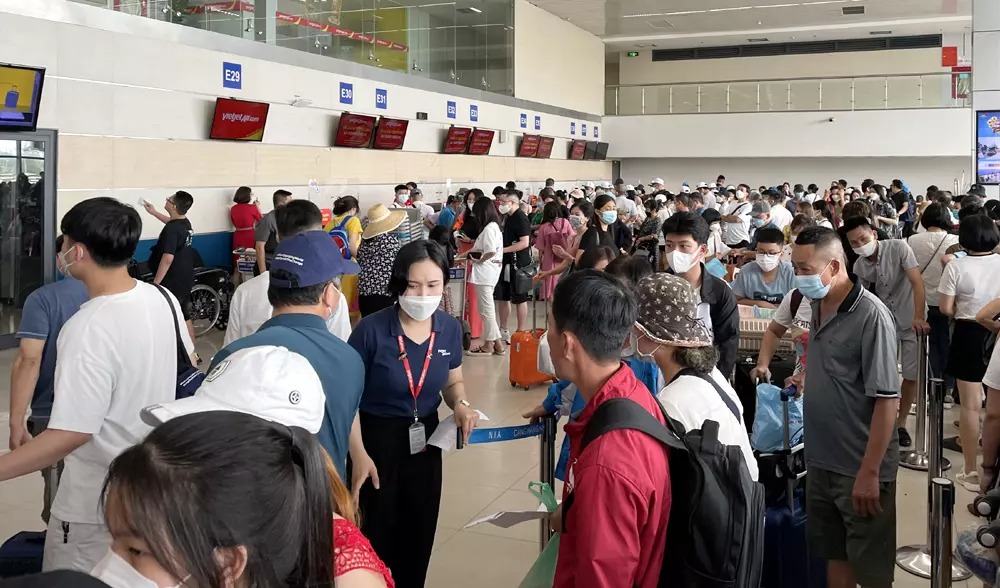 Giá xăng đắt nhất 8 năm qua, vé máy bay tăng mạnh, hàng không chật vật - 1 Giá xăng đắt nhất 8 năm qua, vé máy bay tăng mạnh, hàng không chật vật - 1