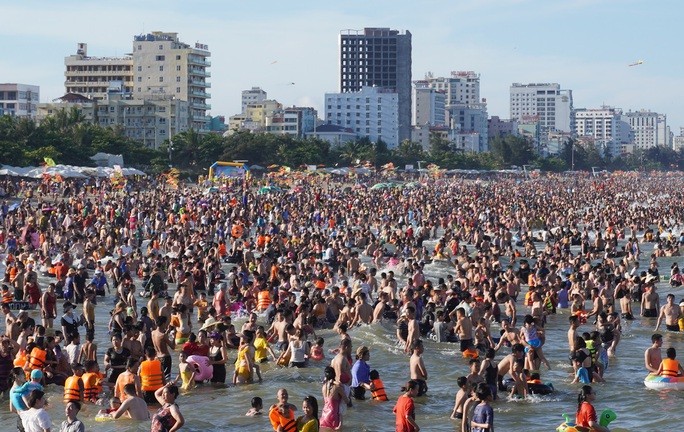 Nắng 'như thiêu đốt', biển người đổ về Sầm Sơn 'giải nhiệt' - 1 Nắng 'như thiêu đốt', biển người đổ về Sầm Sơn 'giải nhiệt' - 1
