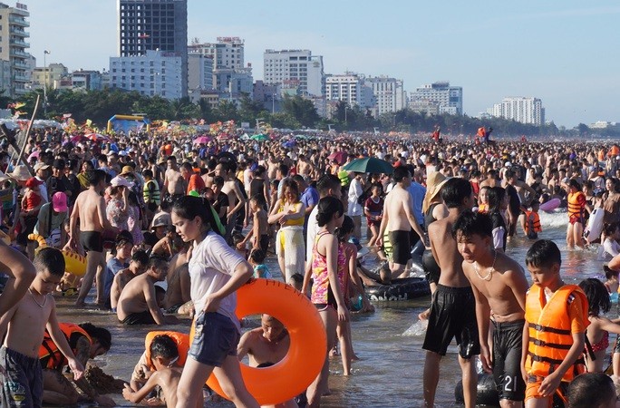 Nắng 'như thiêu đốt', biển người đổ về Sầm Sơn 'giải nhiệt' - 4 Nắng 'như thiêu đốt', biển người đổ về Sầm Sơn 'giải nhiệt' - 4