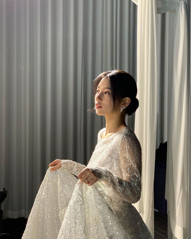 'Cô dâu' Suzy diện váy cưới tiền tỷ trong hôn lễ với CEO, nhan sắc gây choáng ngợp qua loạt ảnh chưa chỉnh sửa - 2 'Cô dâu' Suzy diện váy cưới tiền tỷ trong hôn lễ với CEO, nhan sắc gây choáng ngợp qua loạt ảnh chưa chỉnh sửa - 2