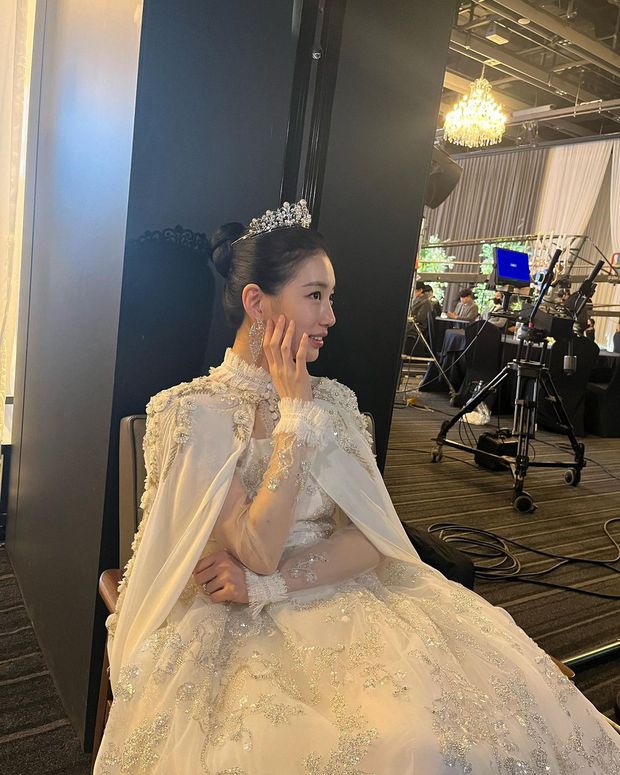 'Cô dâu' Suzy diện váy cưới tiền tỷ trong hôn lễ với CEO, nhan sắc gây choáng ngợp qua loạt ảnh chưa chỉnh sửa 'Cô dâu' Suzy diện váy cưới tiền tỷ trong hôn lễ với CEO, nhan sắc gây choáng ngợp qua loạt ảnh chưa chỉnh sửa