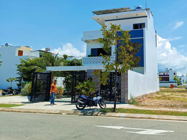 Người đàn ông nằm gục trên vũng máu trong biệt thự bốc cháy Người đàn ông nằm gục trên vũng máu trong biệt thự bốc cháy