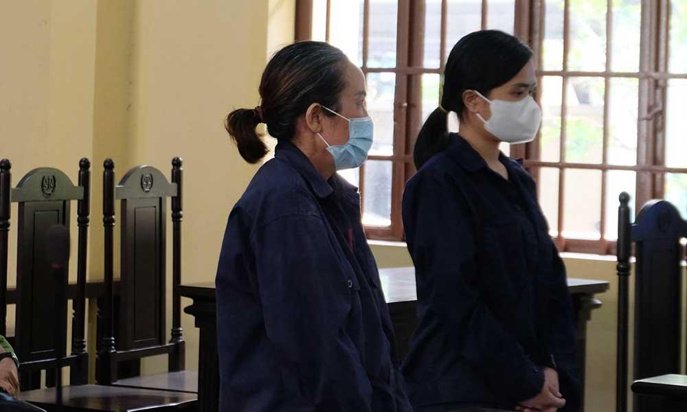 Đòi tiền hỗ trợ Covid-19, hai mẹ con lao vào đánh công an Đòi tiền hỗ trợ Covid-19, hai mẹ con lao vào đánh công an
