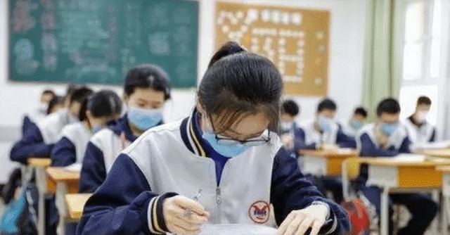 Nữ sinh được cộng 20 điểm thi đại học vì là con liệt sĩ bị phụ huynh khác đâm đơn kiện: 'Tôi trả lại điểm cho mấy người, mấy người trả lại ba cho tôi đi!' - 1 Nữ sinh được cộng 20 điểm thi đại học vì là con liệt sĩ bị phụ huynh khác đâm đơn kiện: 'Tôi trả lại điểm cho mấy người, mấy người trả lại ba cho tôi đi!' - 1