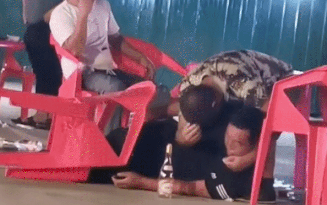 Đang nhậu thấy bạn lăn đùng ra đất, người đàn ông vội khóc nức nở, 'hy sinh trong trắng' cứu bạn nhưng cái kết lại khiến dân tình cười lăn Đang nhậu thấy bạn lăn đùng ra đất, người đàn ông vội khóc nức nở, 'hy sinh trong trắng' cứu bạn nhưng cái kết lại khiến dân tình cười lăn