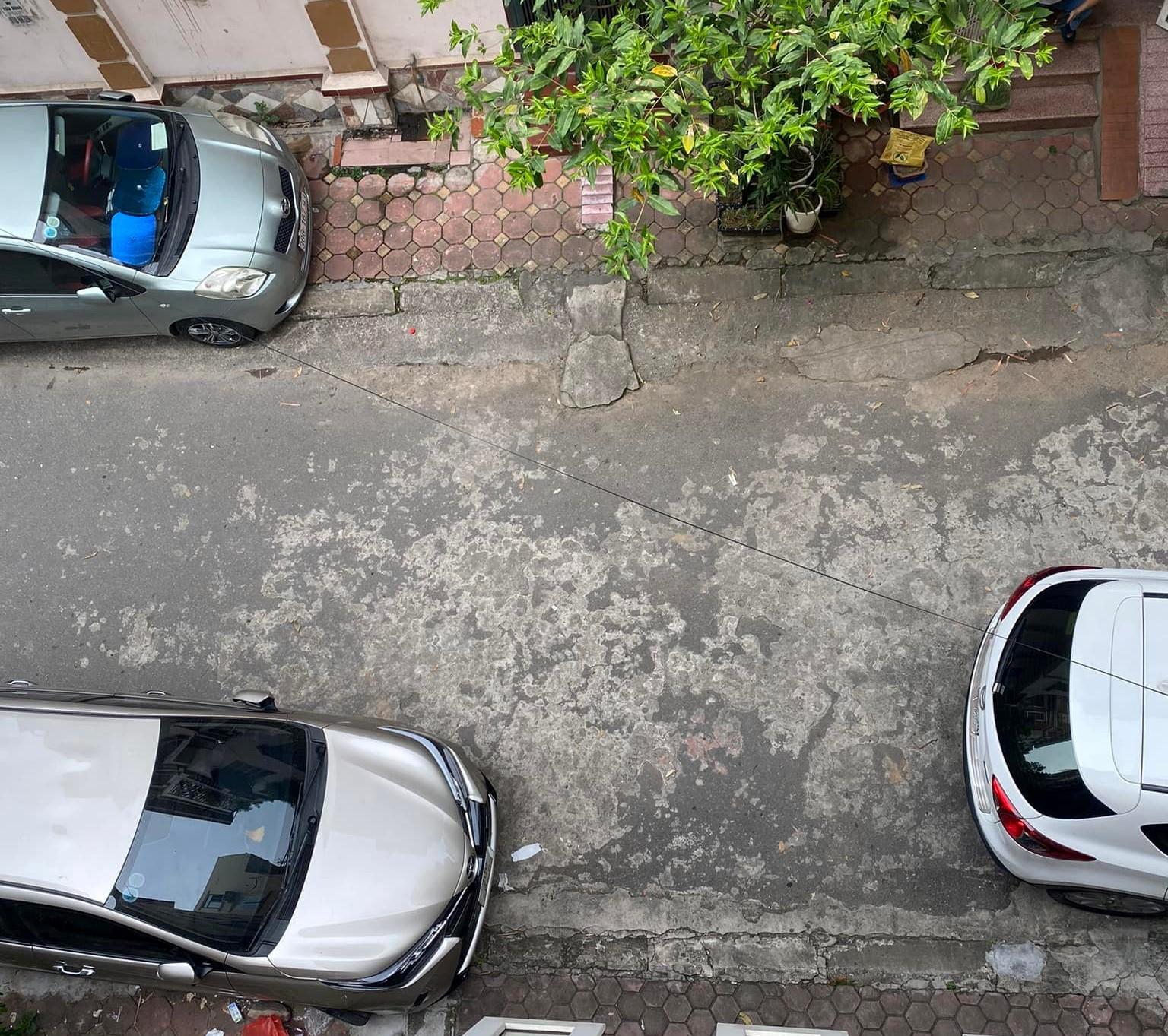 Ô tô đỗ chắn cửa, chủ nhà ‘cắn răng’ gọi taxi đi làm - 4 Ô tô đỗ chắn cửa, chủ nhà ‘cắn răng’ gọi taxi đi làm - 4