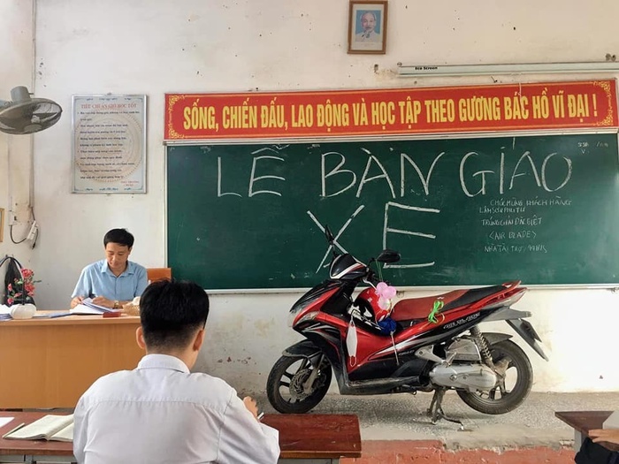 Thầy giáo ngỡ ngàng trước màn trao tặng xe ngay tại lớp học Thầy giáo ngỡ ngàng trước màn trao tặng xe ngay tại lớp học