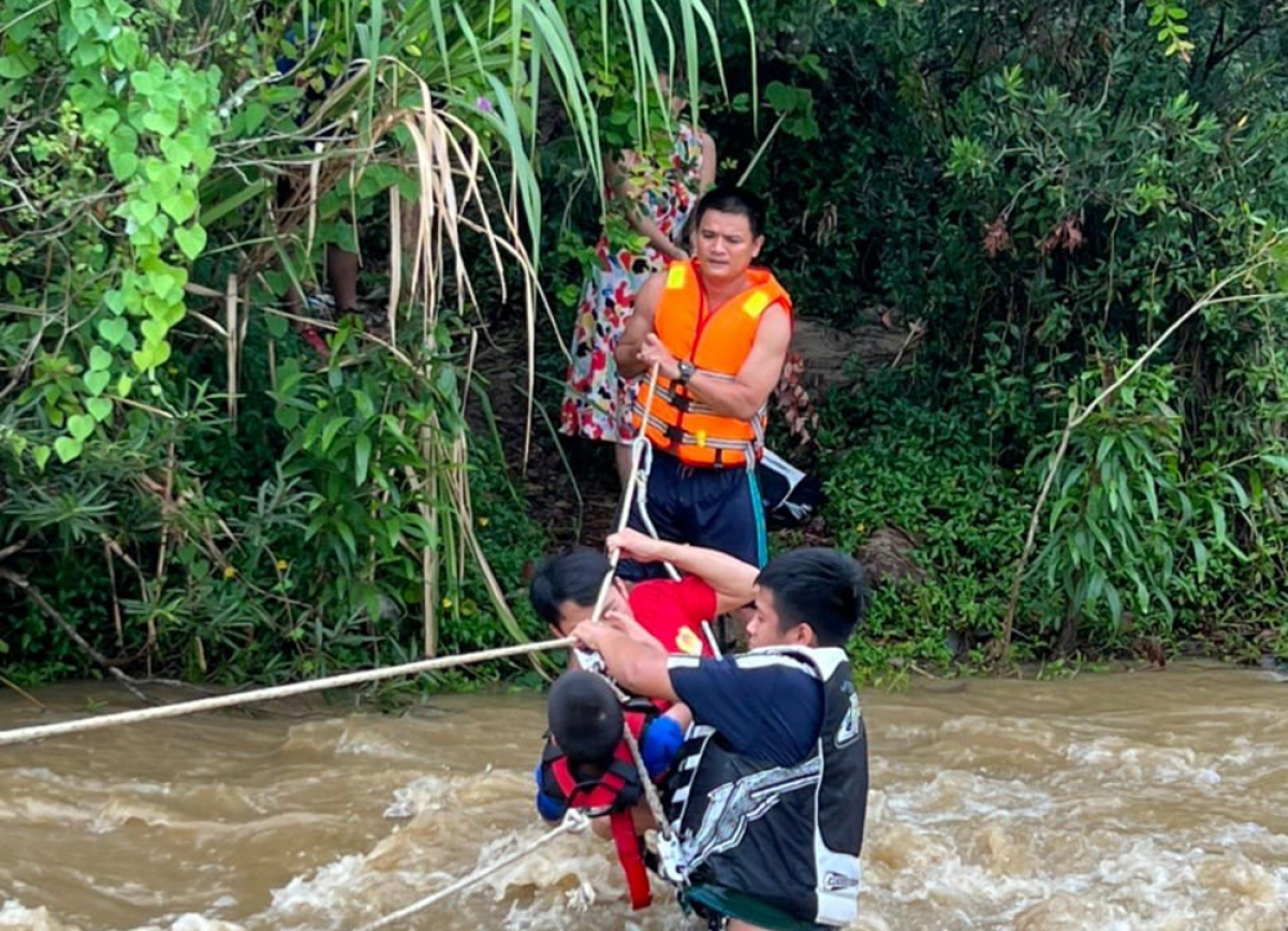 Cứu 6 người mắc kẹt do nước suối dâng cao tại Đà Nẵng Cứu 6 người mắc kẹt do nước suối dâng cao tại Đà Nẵng