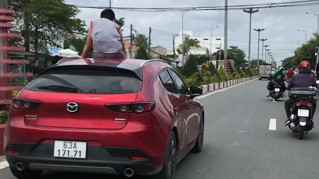 Xử phạt tài xế chở bé trai ngồi trên mui xe lao vun vút trên QL1A - 1