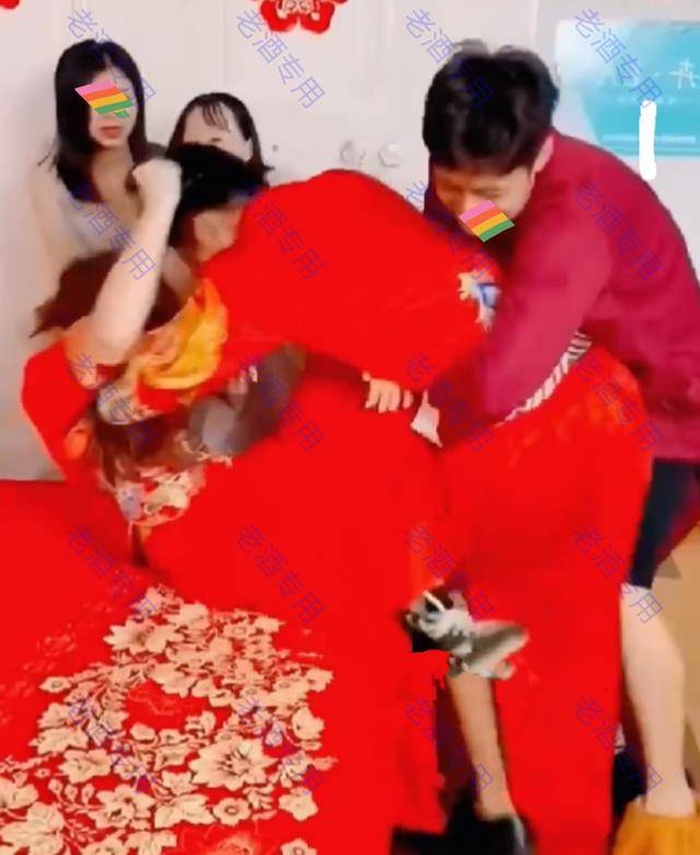 Chú rể lao vào đánh cô dâu không thương tiếc vì vô tình đọc được dòng tin nhắn 'đặc biệt' - 1 Chú rể lao vào đánh cô dâu không thương tiếc vì vô tình đọc được dòng tin nhắn 'đặc biệt' - 1