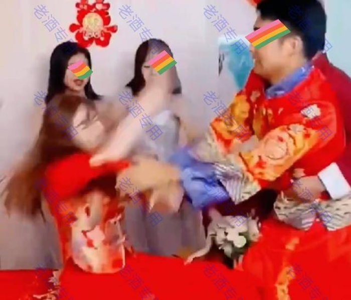 Chú rể lao vào đánh cô dâu không thương tiếc vì vô tình đọc được dòng tin nhắn 'đặc biệt' - 2 Chú rể lao vào đánh cô dâu không thương tiếc vì vô tình đọc được dòng tin nhắn 'đặc biệt' - 2