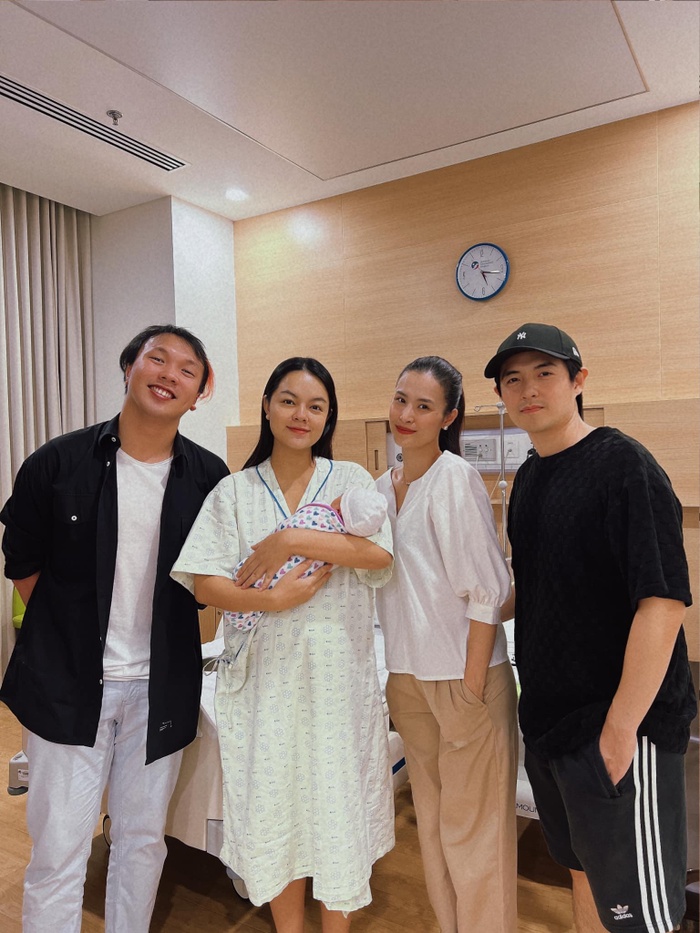 Phạm Quỳnh Anh tiết lộ tính cách con gái mới sinh giống hệt mình, gửi lời cảm ơn ngọt ngào đến ba đứa bé - 3 Phạm Quỳnh Anh tiết lộ tính cách con gái mới sinh giống hệt mình, gửi lời cảm ơn ngọt ngào đến ba đứa bé - 3