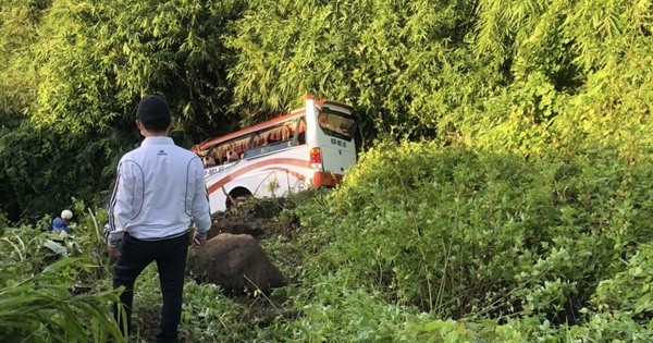 Xe khách chở nhiều phụ nữ và trẻ em lao xuống vực Xe khách chở nhiều phụ nữ và trẻ em lao xuống vực