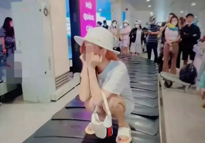 Lại xuất hiện nữ du khách thản nhiên tạo dáng 'lâm bồn' trên băng chuyền hành lý - 1