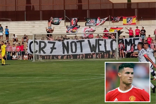 CĐV Atletico Madrid giăng biểu ngữ sỉ nhục, Ronaldo giờ biết đi đâu?