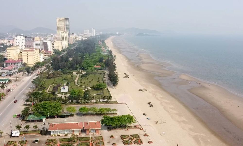 Vụ 2 phụ nữ lột áo để ngực trần ở Cửa Lò: Phạt 400 ngàn đồng, yêu cầu công khai xin lỗi - 1