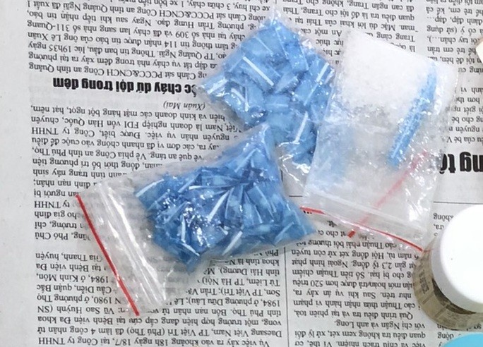 'Nữ quái' giấu heroin, ma túy đá trong gần 120 đoạn ống hút - 1 'Nữ quái' giấu heroin, ma túy đá trong gần 120 đoạn ống hút - 1