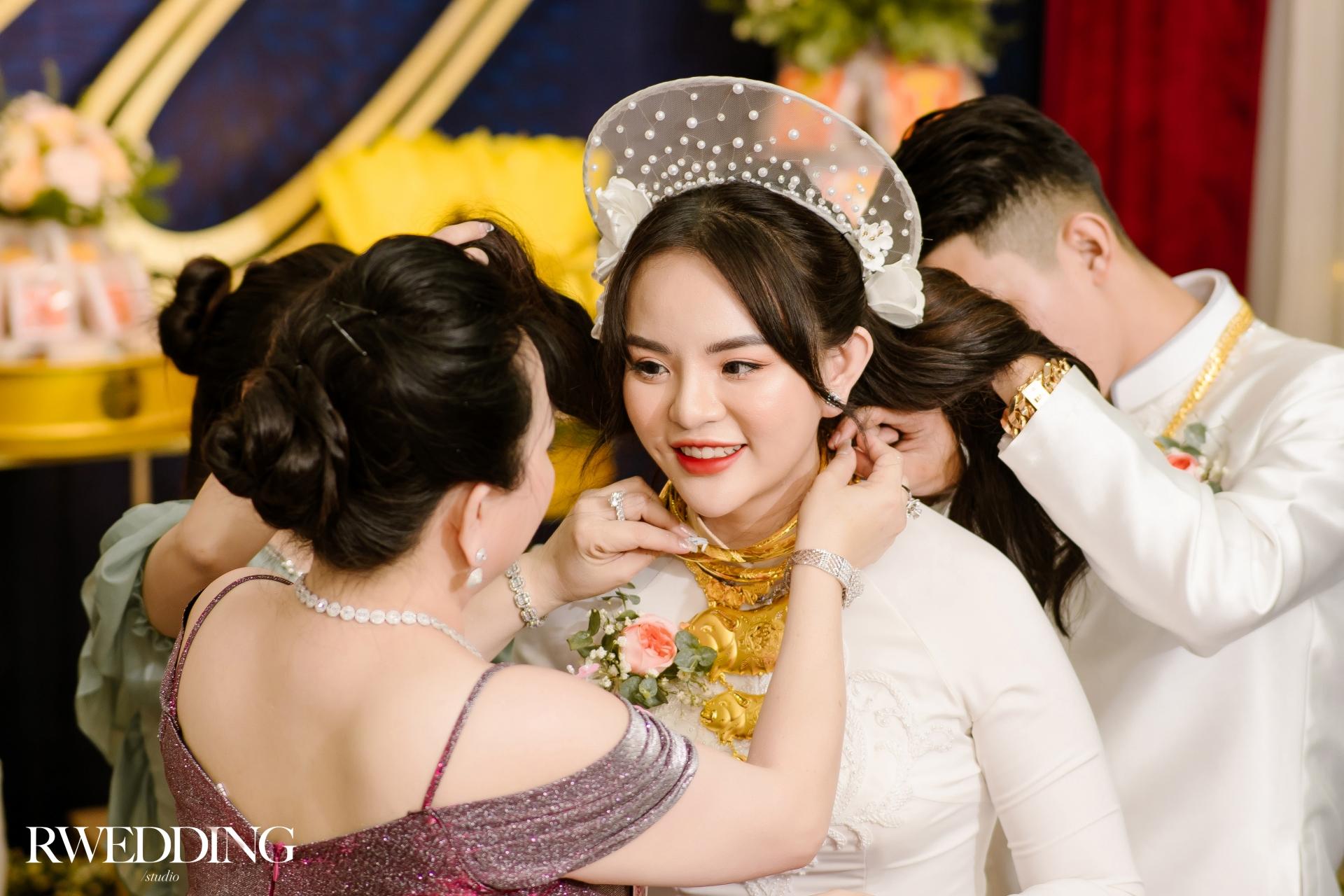 Nhận quà cưới 25 lượng vàng, nhà 18 tỷ, chú rể miền Tây áp lực - 2 Nhận quà cưới 25 lượng vàng, nhà 18 tỷ, chú rể miền Tây áp lực - 2