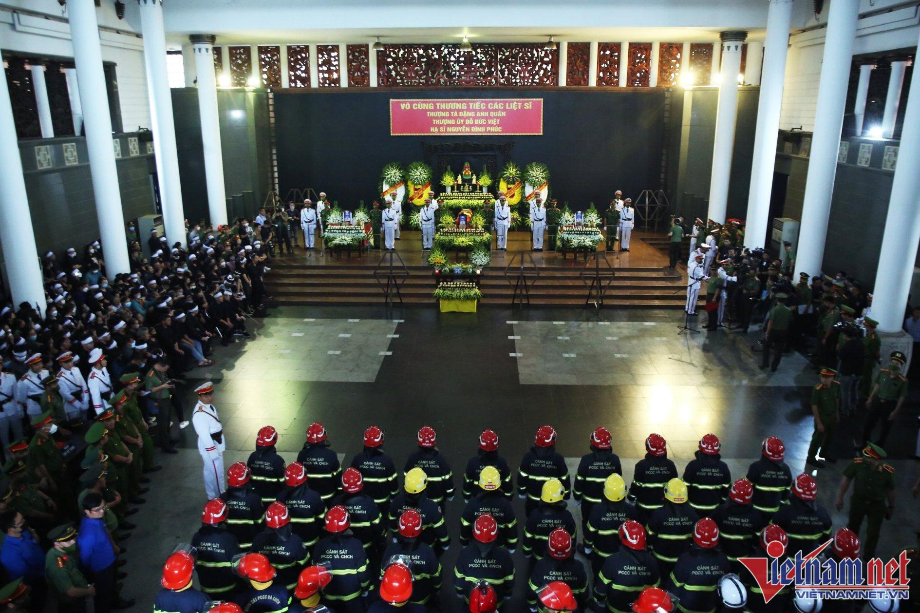 Tiễn biệt 3 cảnh sát hy sinh khi chữa cháy - 6 Tiễn biệt 3 cảnh sát hy sinh khi chữa cháy - 6