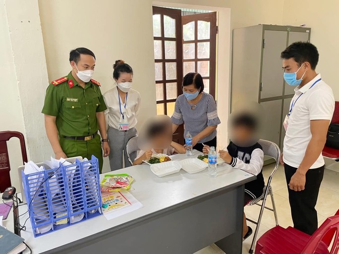 Người bố bạo hành con gái 11 tuổi ra trình diện - 1 Người bố bạo hành con gái 11 tuổi ra trình diện - 1