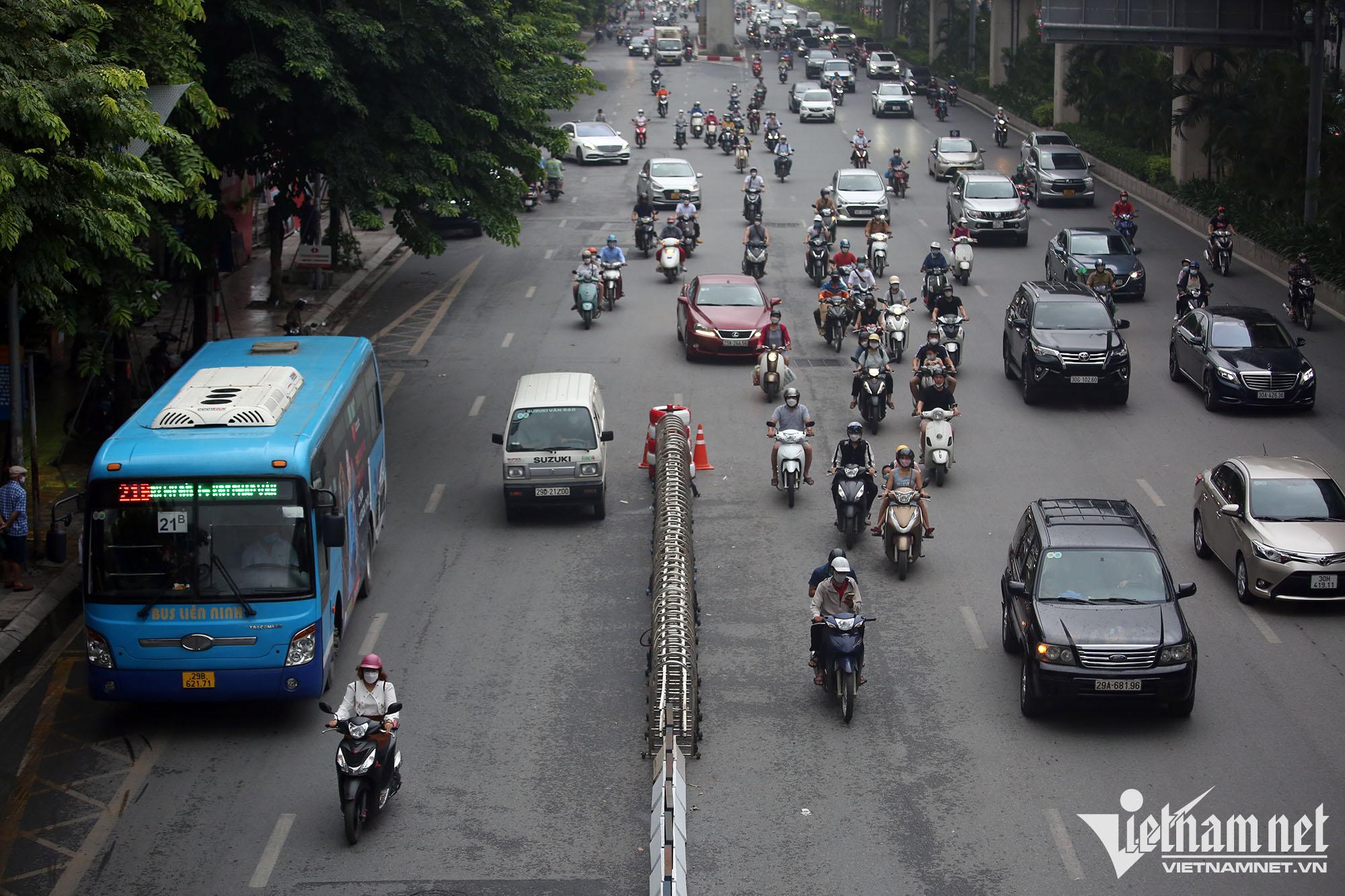 Ngày đầu phân làn trên đường Nguyễn Trãi: Ô tô, xe máy liên tục va chạm - 1 Ngày đầu phân làn trên đường Nguyễn Trãi: Ô tô, xe máy liên tục va chạm - 1