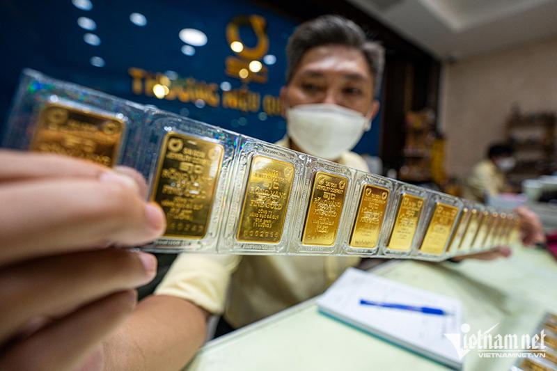 Giá vàng hôm nay 7/8: Sau cú vọt lên đỉnh, cuối tuần vàng lại mất giá Giá vàng hôm nay 7/8: Sau cú vọt lên đỉnh, cuối tuần vàng lại mất giá