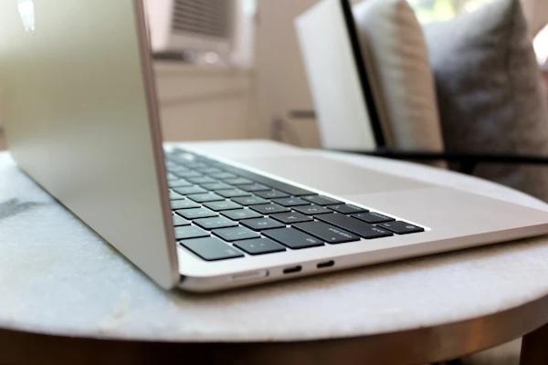 Tại sao không nên mua MacBook Air M2 bản tiêu chuẩn? Tại sao không nên mua MacBook Air M2 bản tiêu chuẩn?