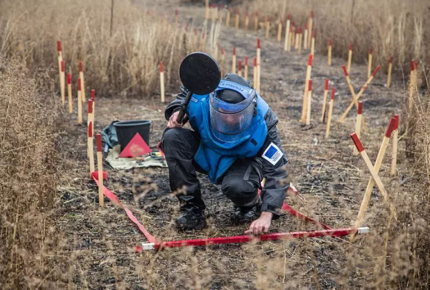 Nhiều vụ nổ lớn tại căn cứ không quân Nga, Mỹ hỗ trợ Ukraine rà phá bom mìn - 1 Nhiều vụ nổ lớn tại căn cứ không quân Nga, Mỹ hỗ trợ Ukraine rà phá bom mìn - 1