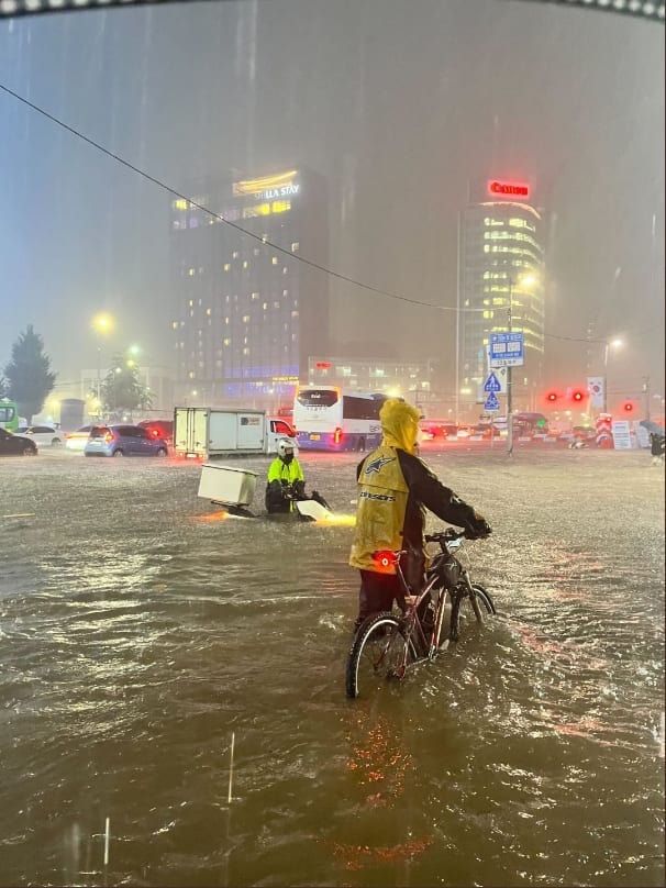 Chùm ảnh: Seoul chìm trong trận lụt lịch sử lớn nhất 8 thập kỷ - 6 Chùm ảnh: Seoul chìm trong trận lụt lịch sử lớn nhất 8 thập kỷ - 6