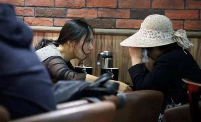 Việc nhẹ lương cao: Cô gái chuyên đi khuyên bảo 'Tuesday' từ bỏ chồng của 'chính thất' Việc nhẹ lương cao: Cô gái chuyên đi khuyên bảo 'Tuesday' từ bỏ chồng của 'chính thất'