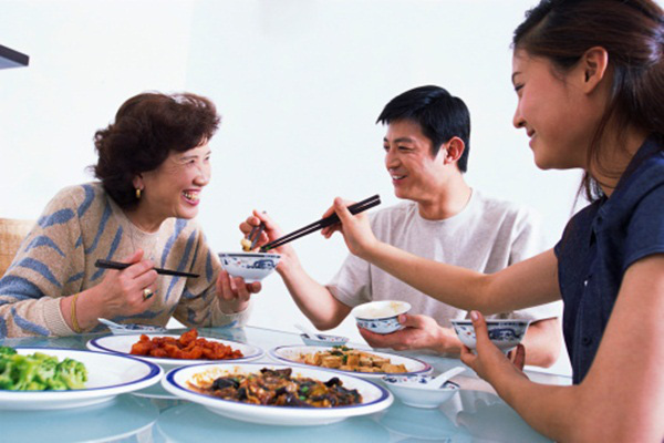 Báo hiếu - bớt màu mè, khoa trương được không? Báo hiếu - bớt màu mè, khoa trương được không?