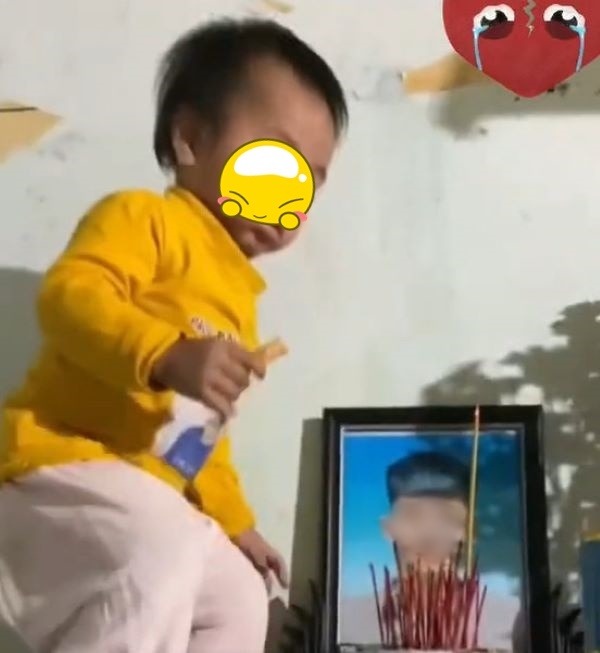 Con trai trèo lên bàn thờ, làm một hành động với di ảnh của bố khiến ai nấy nghẹn lòng Con trai trèo lên bàn thờ, làm một hành động với di ảnh của bố khiến ai nấy nghẹn lòng
