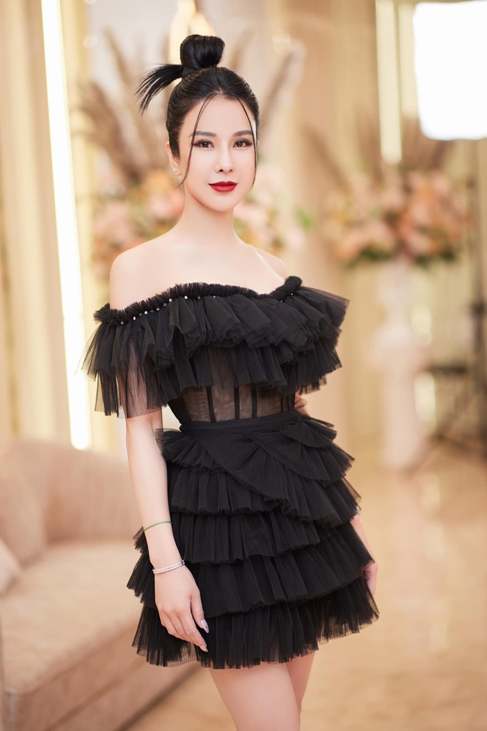 'Người qua đường' bắt gặp Diệp Lâm Anh và thiếu gia Đức Nghiêm xuất hiện tại tòa án để làm thủ tục ly hôn - 3 'Người qua đường' bắt gặp Diệp Lâm Anh và thiếu gia Đức Nghiêm xuất hiện tại tòa án để làm thủ tục ly hôn - 3