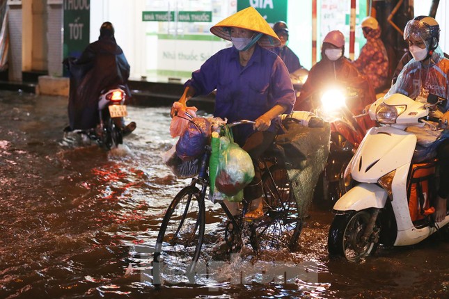 Bão số 2 gây mưa 'kỷ lục' ở Hà Nội Bão số 2 gây mưa 'kỷ lục' ở Hà Nội