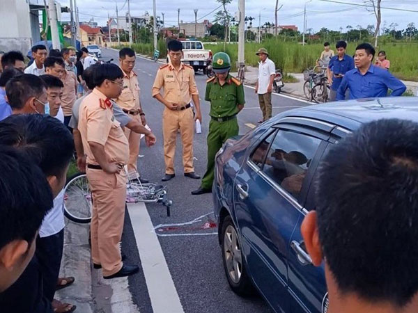 Thầy dạy ra ngoài uống nước, nữ học viên tập lái gây tai nạn khiến bé 3 tuổi tử vong tại chỗ Thầy dạy ra ngoài uống nước, nữ học viên tập lái gây tai nạn khiến bé 3 tuổi tử vong tại chỗ