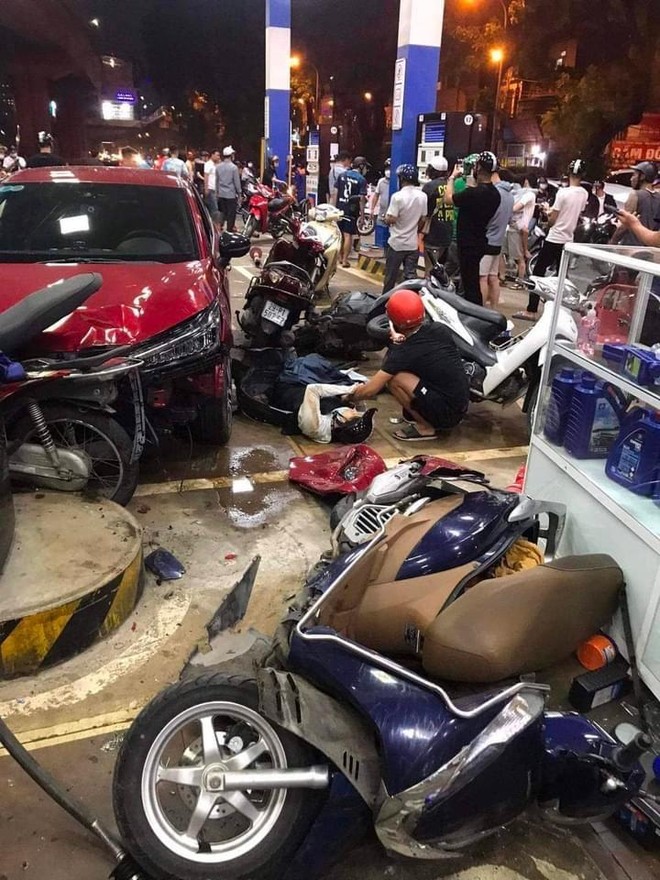 Xế hộp tông 8 người bị thương ở cây xăng: Tài xế khai gì về việc uống bia? - 1 Xế hộp tông 8 người bị thương ở cây xăng: Tài xế khai gì về việc uống bia? - 1