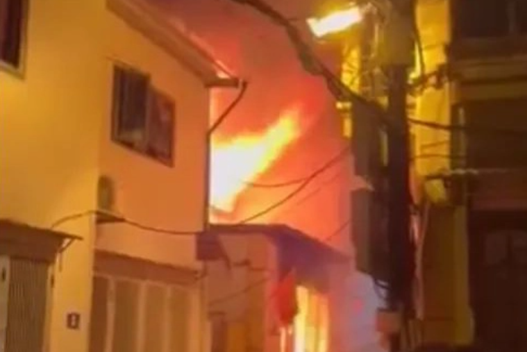 Lửa đỏ rực thiêu rụi căn nhà ở Hà Nội Lửa đỏ rực thiêu rụi căn nhà ở Hà Nội