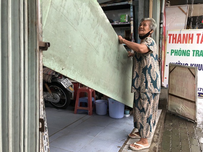 Video: Nước 'nuốt' bánh xe, khu vực chợ Thủ Đức thành 'chợ nổi' - 1 Video: Nước 'nuốt' bánh xe, khu vực chợ Thủ Đức thành 'chợ nổi' - 1