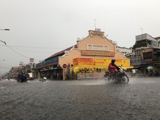 Video: Nước 'nuốt' bánh xe, khu vực chợ Thủ Đức thành 'chợ nổi' Video: Nước 'nuốt' bánh xe, khu vực chợ Thủ Đức thành 'chợ nổi'