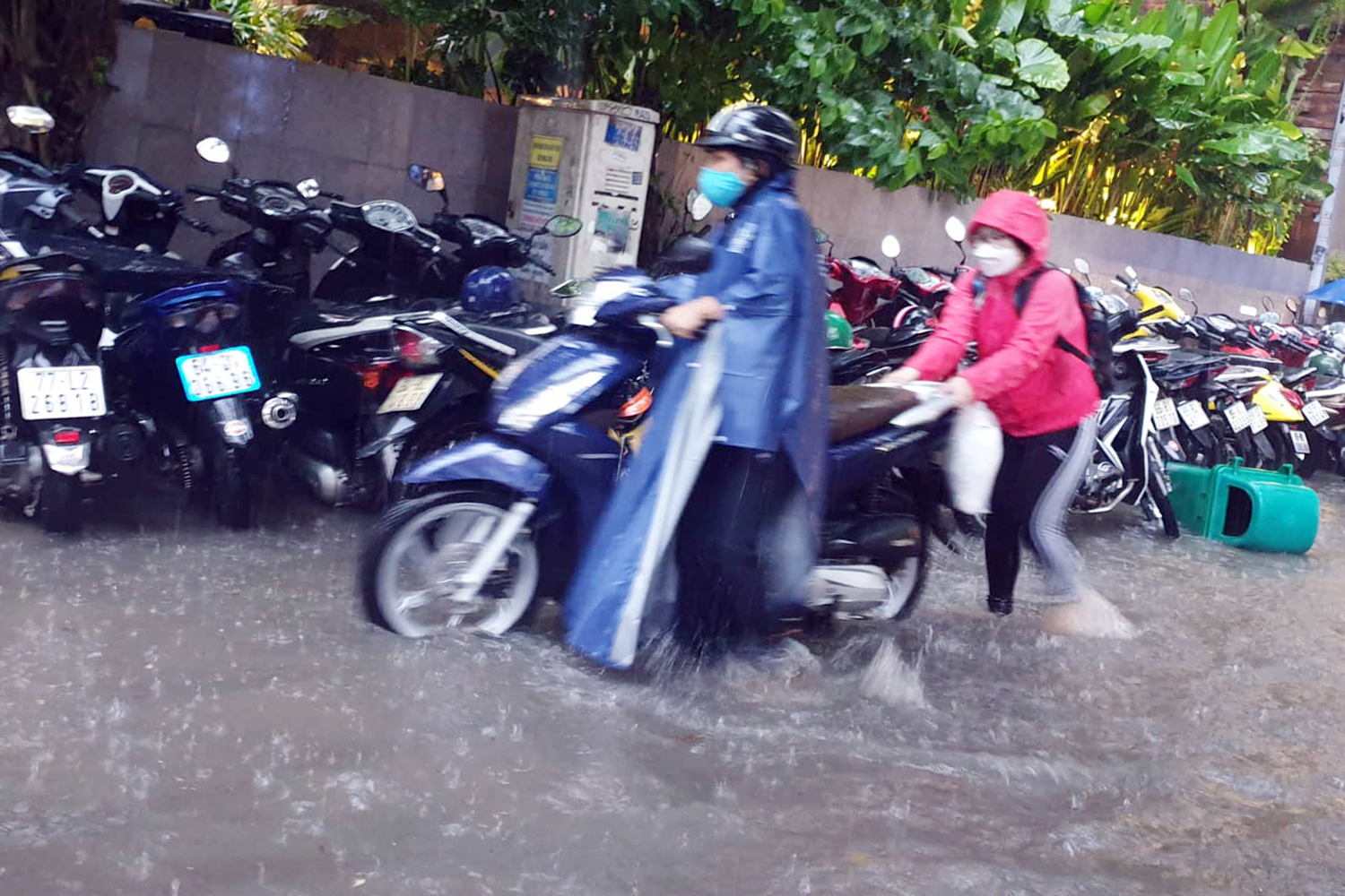 Mưa lớn, nhiều tuyến đường ở TP.HCM ngập sâu 'chưa từng có' - 11 Mưa lớn, nhiều tuyến đường ở TP.HCM ngập sâu 'chưa từng có' - 11