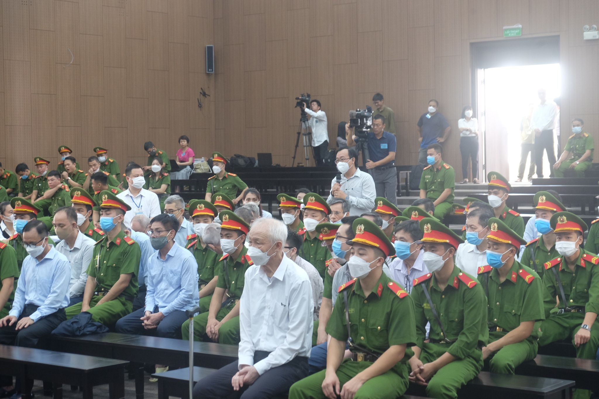Vụ thâu tóm 'đất vàng': Bị cáo Nguyễn Đại Dương khai về 20 tỷ nữ đại gia chuyển khoản - 1 Vụ thâu tóm 'đất vàng': Bị cáo Nguyễn Đại Dương khai về 20 tỷ nữ đại gia chuyển khoản - 1