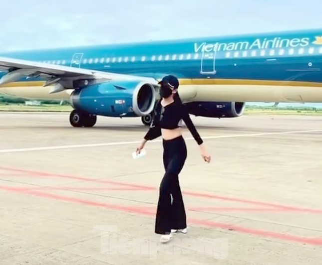 Cấm bay nữ hành khách nhún nhảy quay clip 'sống ảo' ở phi trường Cấm bay nữ hành khách nhún nhảy quay clip 'sống ảo' ở phi trường