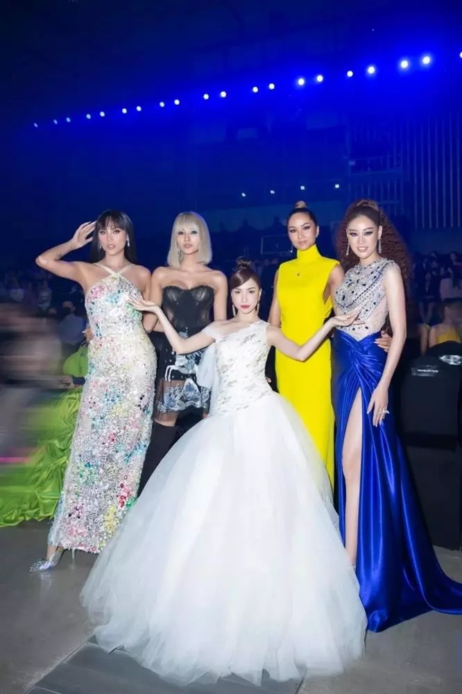 Hoàng Thùy tặng quà sinh nhật, Hòa Minzy cười như được mùa - 11 Hoàng Thùy tặng quà sinh nhật, Hòa Minzy cười như được mùa - 11