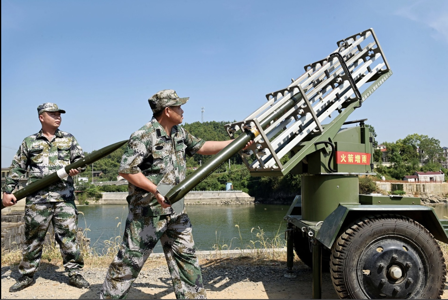 Hình ảnh sông hồ Trung Quốc cạn trơ đáy vì hạn hán chưa từng có - 9 Hình ảnh sông hồ Trung Quốc cạn trơ đáy vì hạn hán chưa từng có - 9