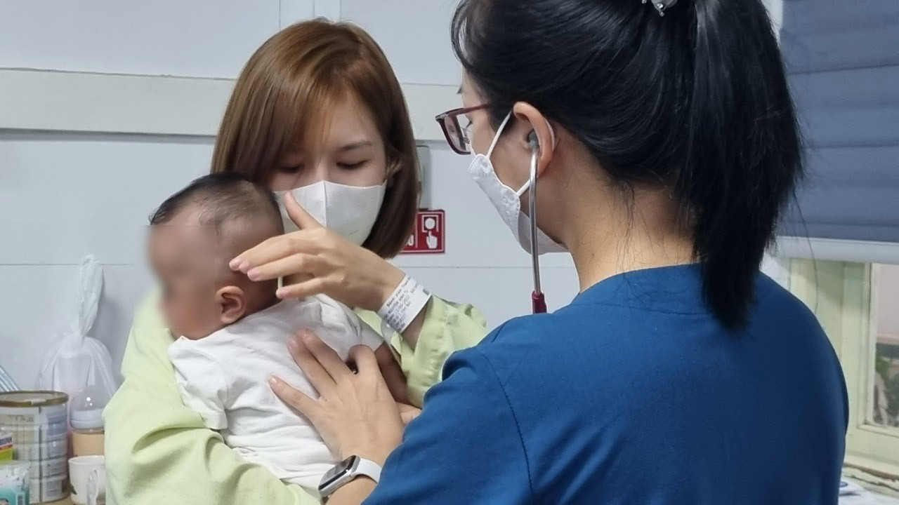 Hà Nội: Trẻ nhập viện tăng mạnh, 1 bác sĩ chăm 30 bệnh nhi - 3 Hà Nội: Trẻ nhập viện tăng mạnh, 1 bác sĩ chăm 30 bệnh nhi - 3