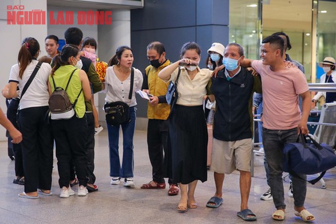 37 ngư dân Quảng Nam bị Malaysia bắt giữ vỡ òa trong niềm vui khi đặt chân về tới sân bay Tân Sơn Nhất - 5 37 ngư dân Quảng Nam bị Malaysia bắt giữ vỡ òa trong niềm vui khi đặt chân về tới sân bay Tân Sơn Nhất - 5
