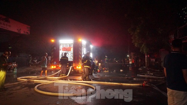 Cháy lớn tại dãy nhà tạm kinh doanh ăn uống, ca nhạc tại Hà Nội - 4 Cháy lớn tại dãy nhà tạm kinh doanh ăn uống, ca nhạc tại Hà Nội - 4