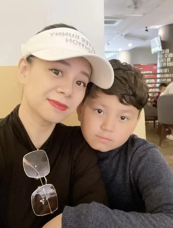 Giữa ồn ào chuyện tình cảm, con gái nói 1 câu khiến vợ shark Bình nghẹn lòng - 2 Giữa ồn ào chuyện tình cảm, con gái nói 1 câu khiến vợ shark Bình nghẹn lòng - 2