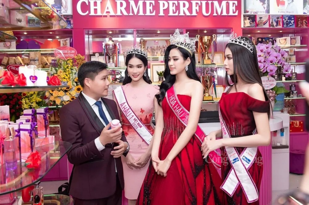 Những nghệ sĩ nổi tiếng nào đã quảng cáo, tiếp thị cho nước hoa Charme Perfume? - 2 Những nghệ sĩ nổi tiếng nào đã quảng cáo, tiếp thị cho nước hoa Charme Perfume? - 2